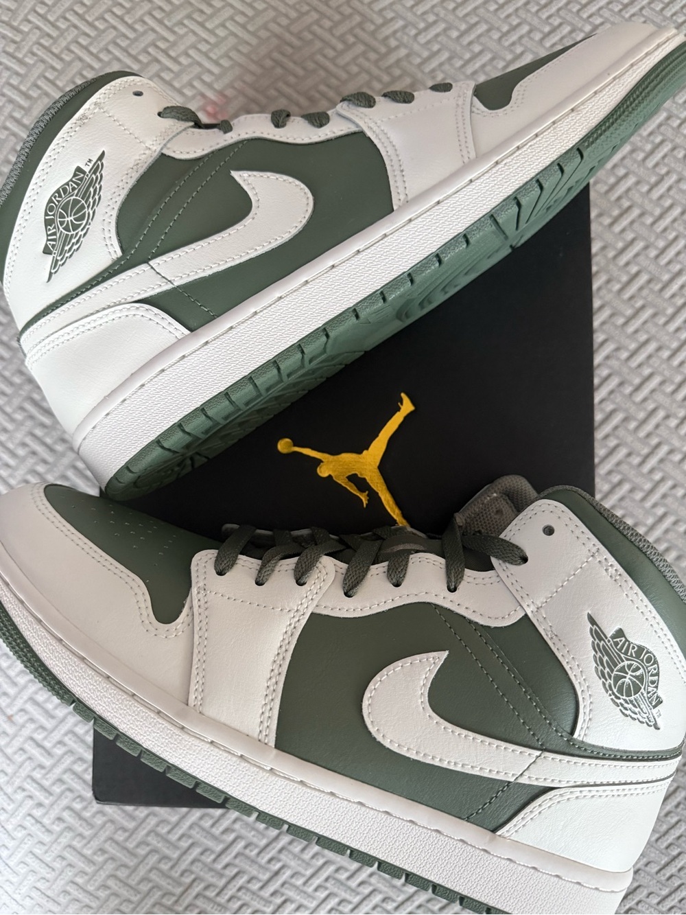 Jordan 1 Mid Summit White Vintage Lichen - Sneakers in White and Olive Green